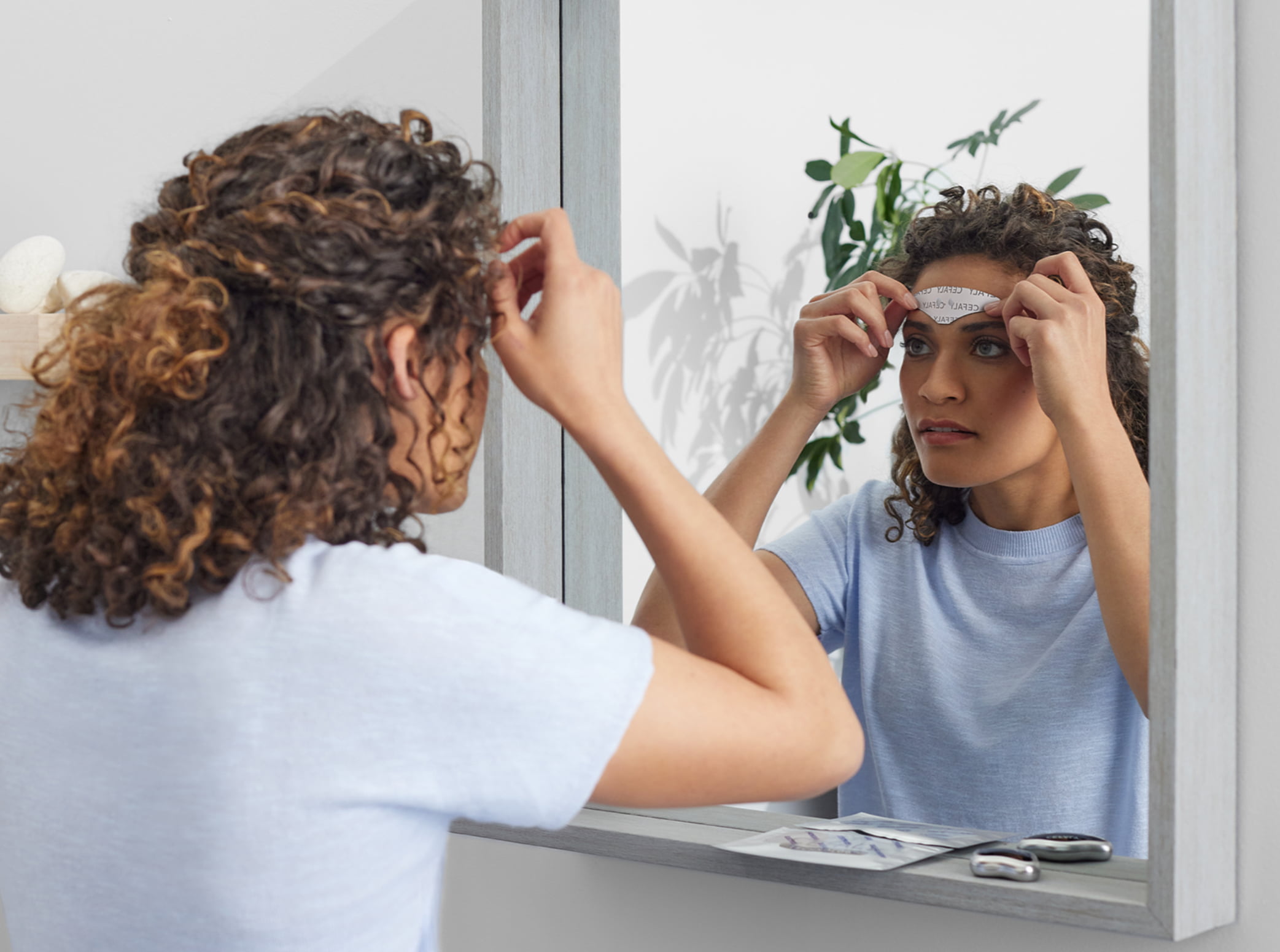 Step 3 illustration - woman aligning the electrode strip on her forehead