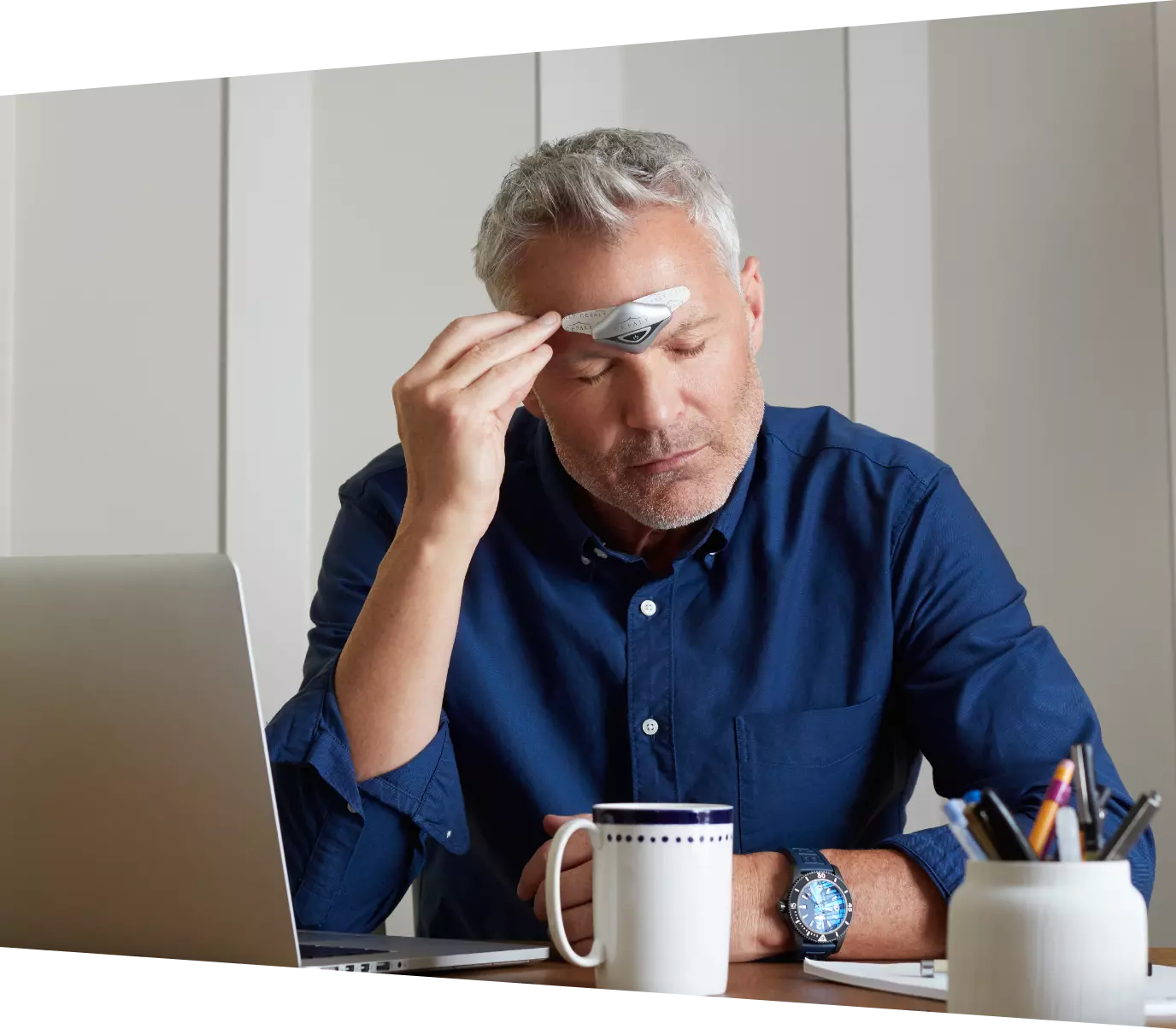 Mujer recostada con los ojos cerrados usando su dispositivo CEFALY para prevenir y tratar las migrañas