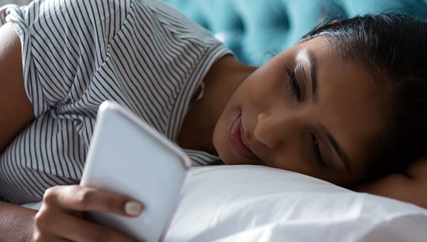 Article Image: smartphones-and-sleep