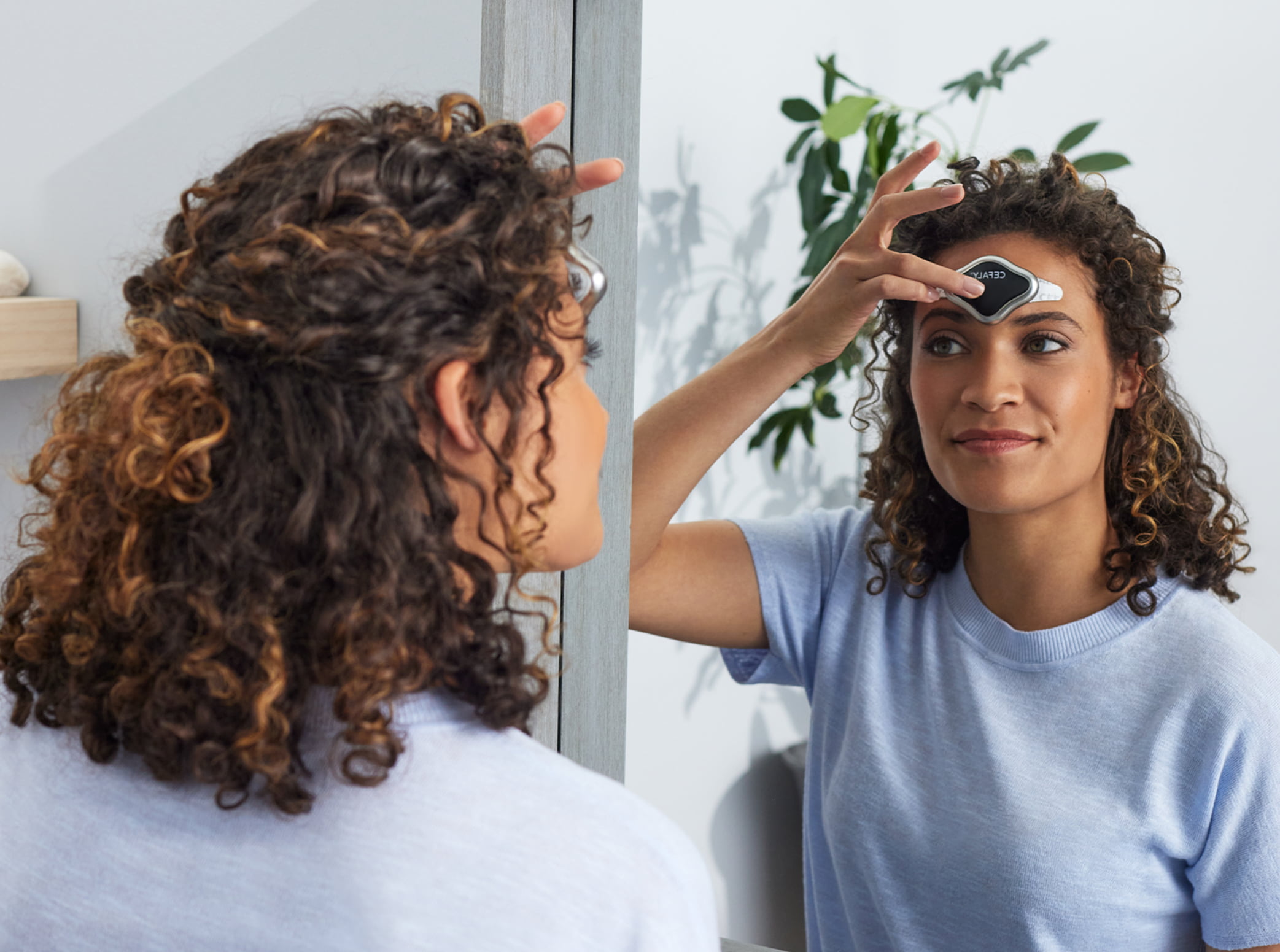 Step 4 illustration - woman removing the electrode strip from her forehead