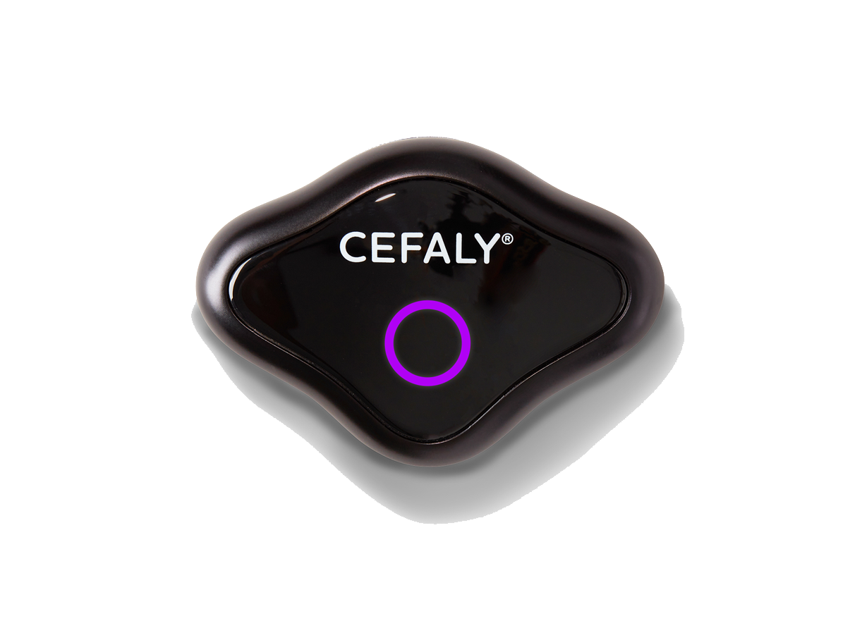 Mujer usando Cefaly DUAL mientras se relaja