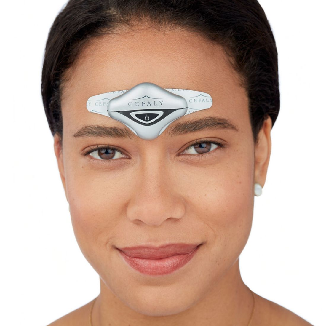 Femme avec un dispositif CEFALY de traitement et prévention de la migraine sur le front 6